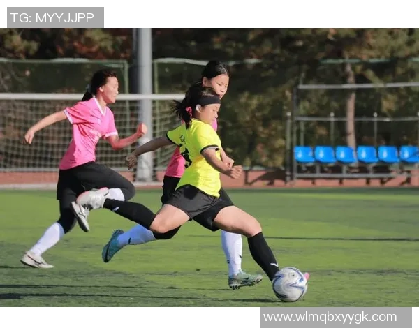 人家踢足球的快乐与成长探索足球运动带来的团结与友谊